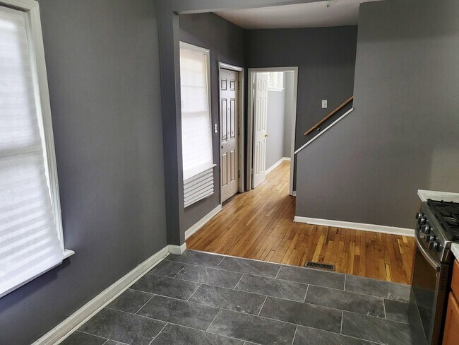 Building Photo - 2521 E 72nd Pl