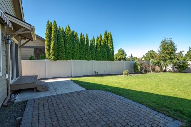 Building Photo - 6683 N Madellaine Dr