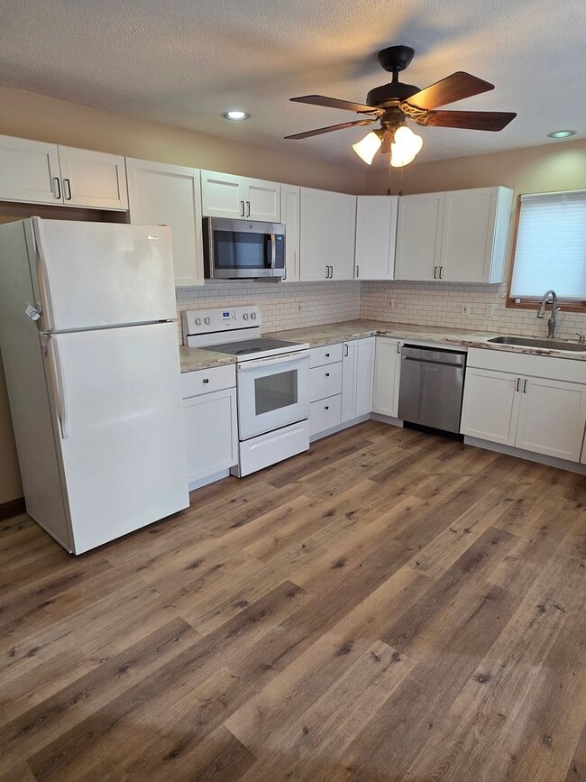 Building Photo - 4 Bedroom | 2 Bathroom | 1 car garage | Fully Fenced Yard | Great Location