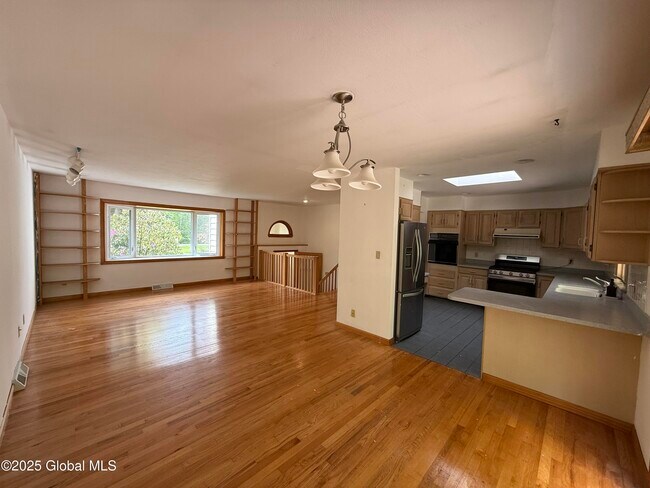 Building Photo - 1565 Crescent Rd