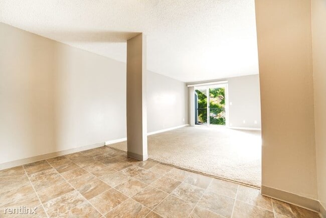 Building Photo - 3 br, 1 bath Apartment - 3660 SW 117th Ave