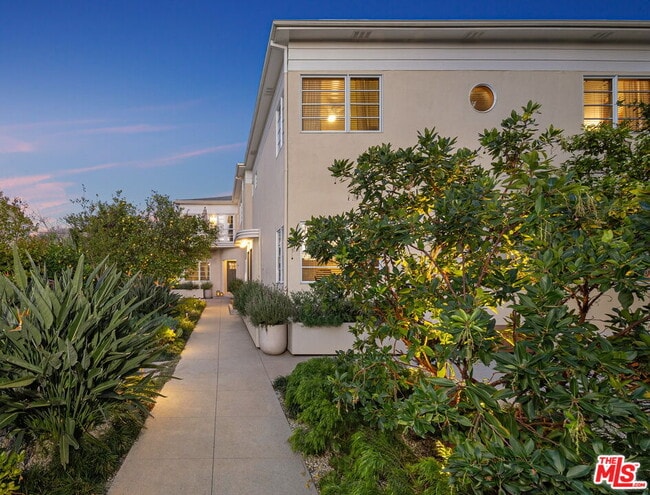 Building Photo - 464 N Harper Ave