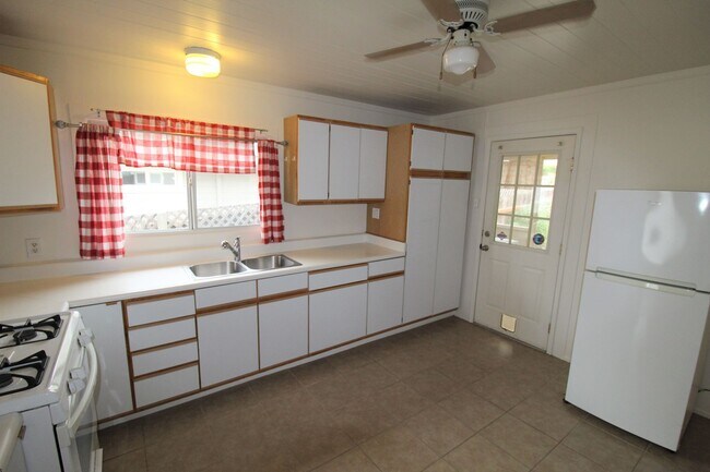 Building Photo - Downtown Ventura Bungalow with Beautiful Y...
