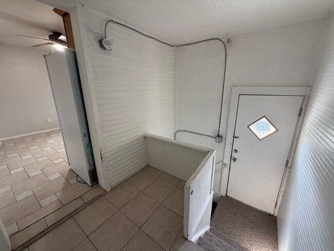 Building Photo - Three bedrooms, one bathroom, pet friendly, one car detached garage!