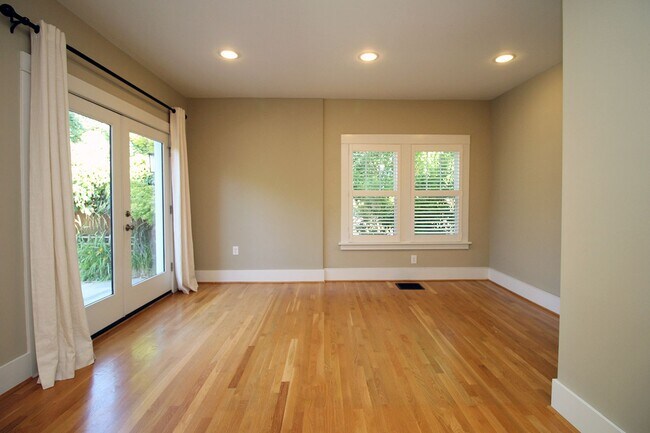 Building Photo - Beautifully Updated 5 Bedroom/3.5 Bath Irvington Craftsman Bungalow!