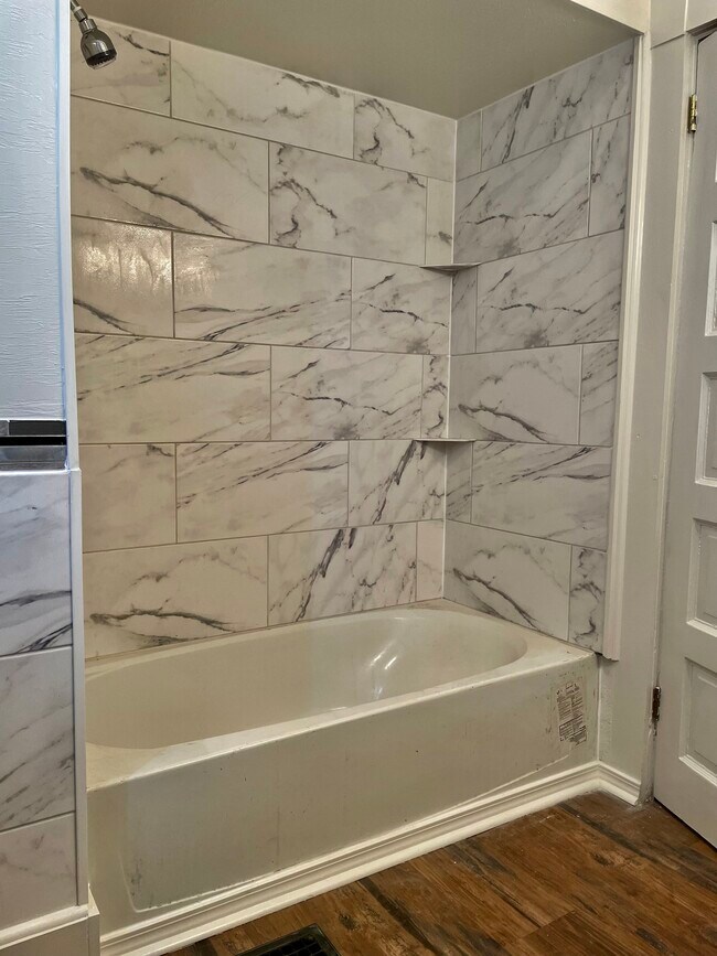 Building Photo - 676 Middle Ave