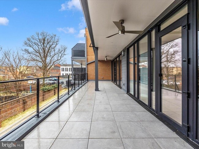 Building Photo - 210 E 2nd St