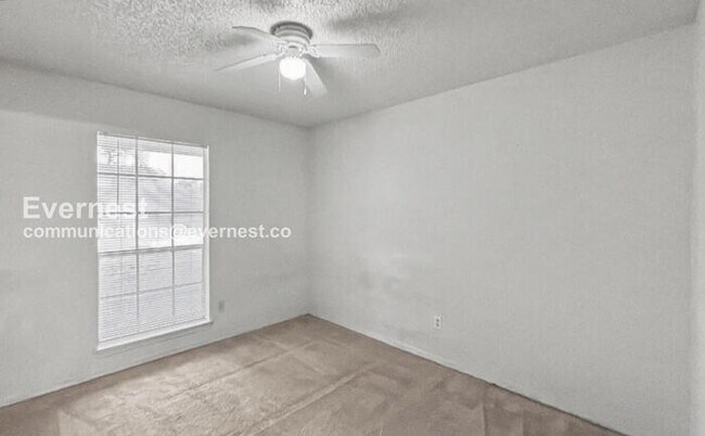 Building Photo - 3 Bed, 2 Bath Home with Fenced Yard & Garage / Pet-Friendly / Available Now!