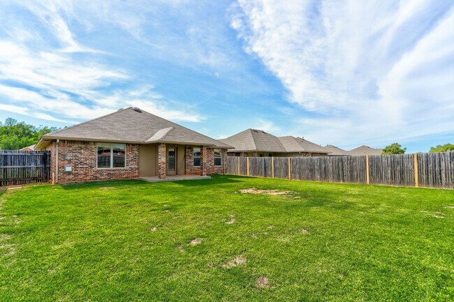 Building Photo - AVAILABLE 3-15-2020  FOR OCCUPANCY IN YUKON, MUSTANG SCHOOLS!