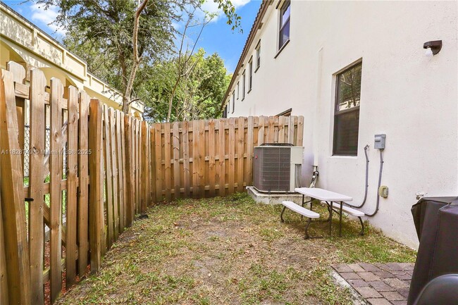 Building Photo - 1434 SW 54 Ave
