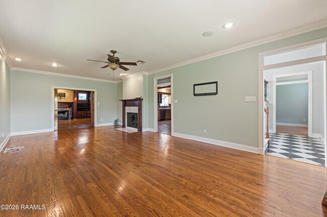 Building Photo - 300 Oak Hollow Dr