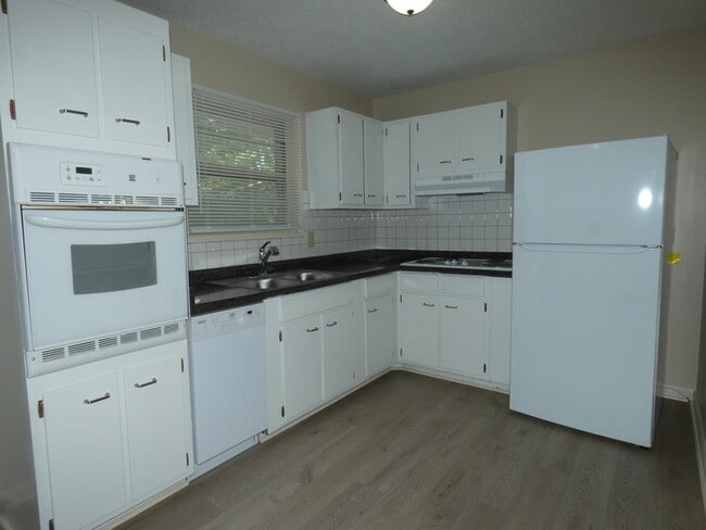 Building Photo - Beautifully Remodeled Home in North Kansas...