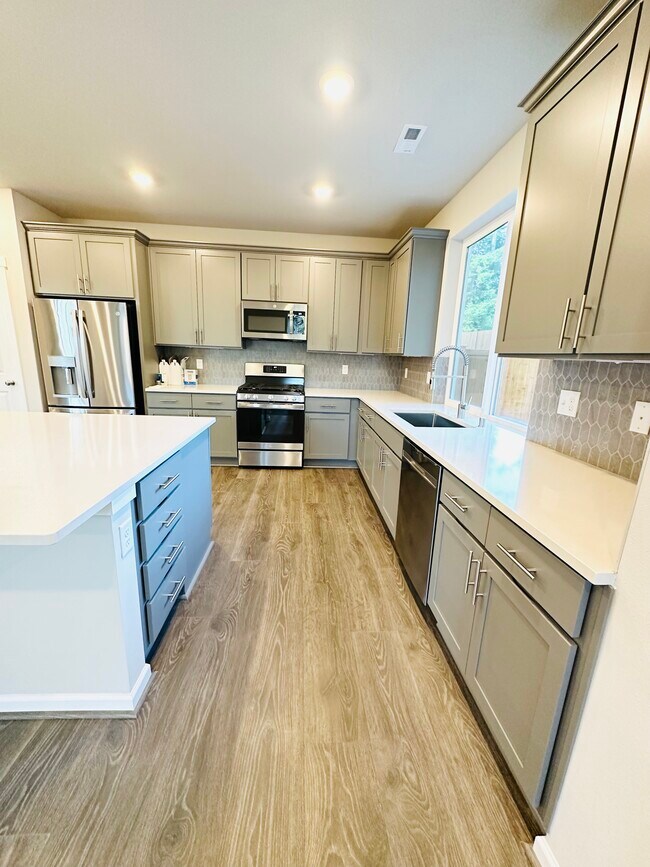 Building Photo - 3719 85th Ave NE