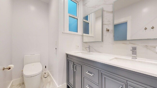 Building Photo - Remodeled 2 Bedroom | 1.5 Bathroom | Spaci...