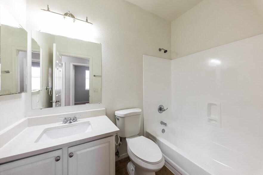 Building Photo - 6651 W Townley Ave