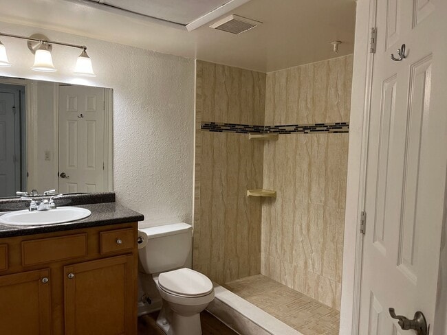 Building Photo - 355 Lakepointe Dr