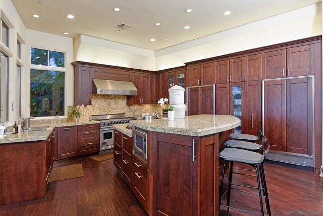 Building Photo - 6717 La Jolla Scenic S Dr