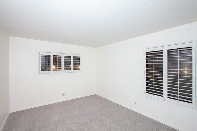 Building Photo - 451 E Vía Carisma