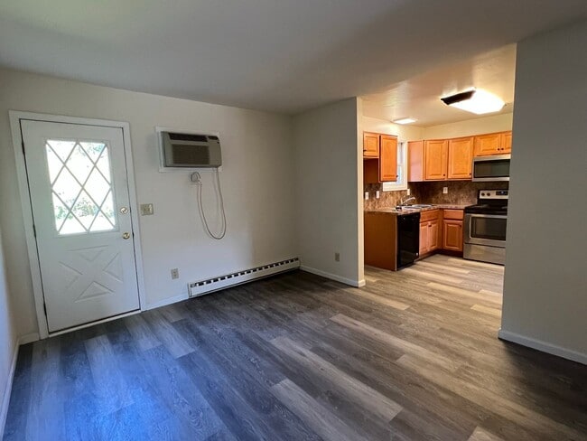 Building Photo - Spacious 3BR Townhome - LOTS OF ROOM!!! - ...