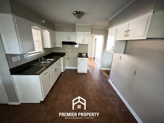 Building Photo - 1601 Favell Dr