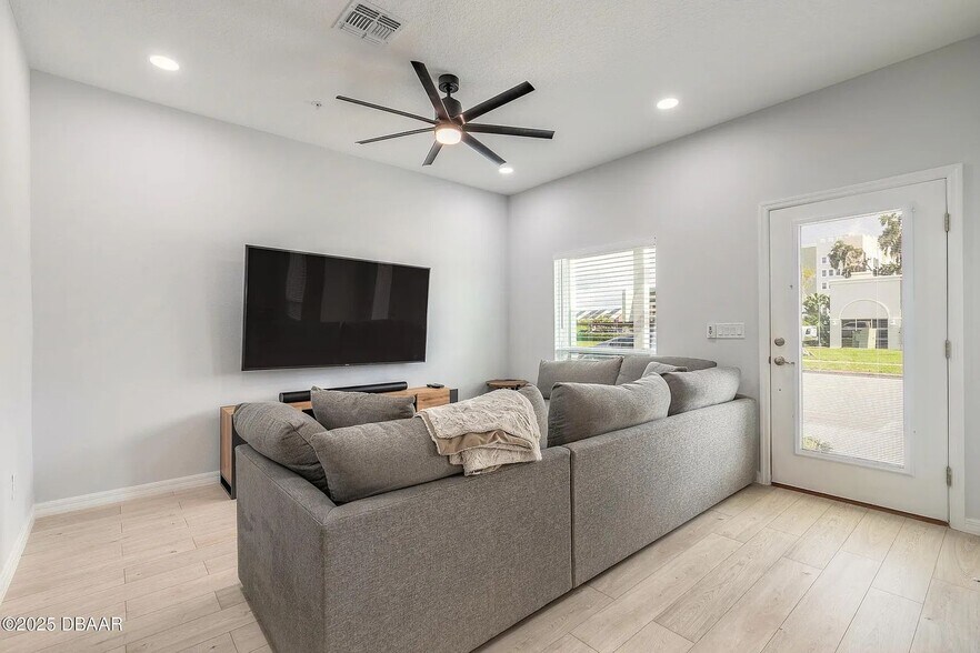 Building Photo - 143 W Fulton St