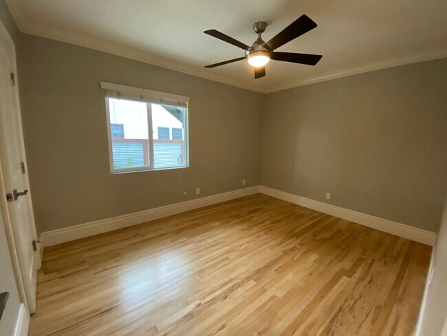 Building Photo - AC! In Unit Washer & Dryer! Reserved Onsite Parking! Downstairs Home!