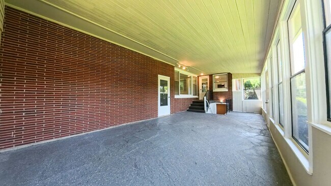 Building Photo - Spacious 3 Bedroom 3 Bath Home- Located on...