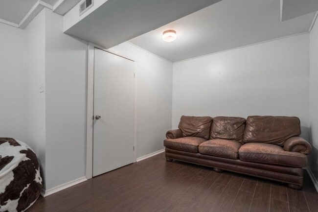 Building Photo - 2822 W Walnut St #16