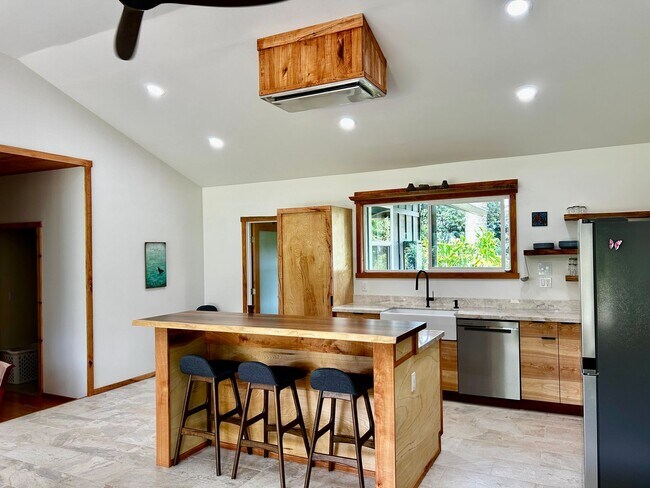 Building Photo - Brand New Luxury Furnished 3 bed 2 bath Ho...