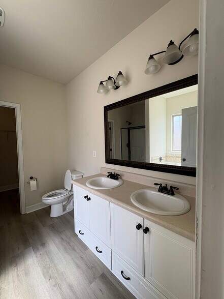 Master bathroom - 505 Cranberry Cir