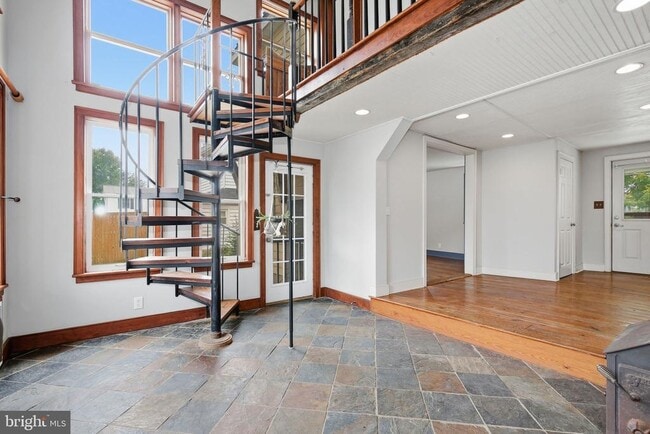 Building Photo - 27 E Broad Way