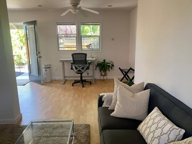 Building Photo - Charming 1BD/1BA in Desirable Petaluma Location unfurnished