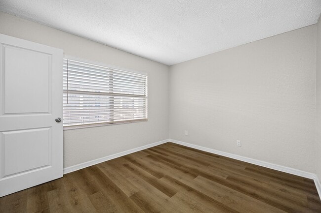 Building Photo - Newly Renovated 2 Bed-2 Bath Apartment wit...