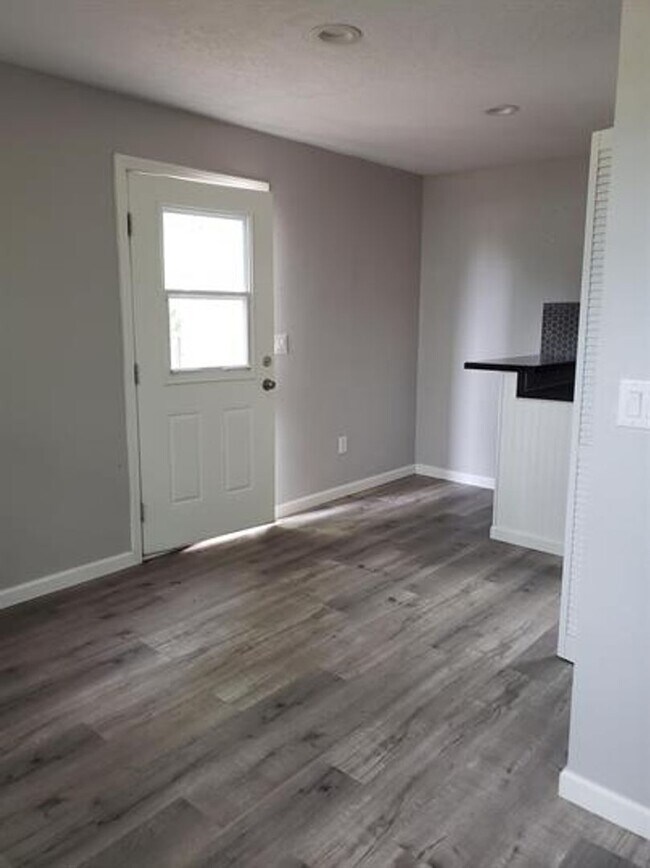 Building Photo - Recently Remodeled Studio - Near BSU
