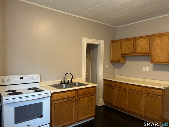 Building Photo - 68 Anderson St