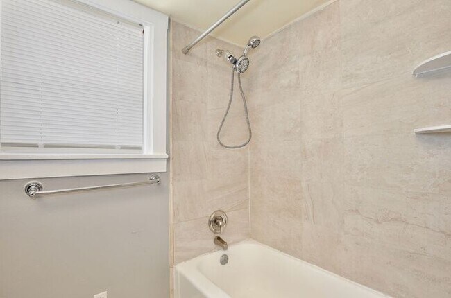 Building Photo - Beautiful 1/1 Spacious Apartment in the He...