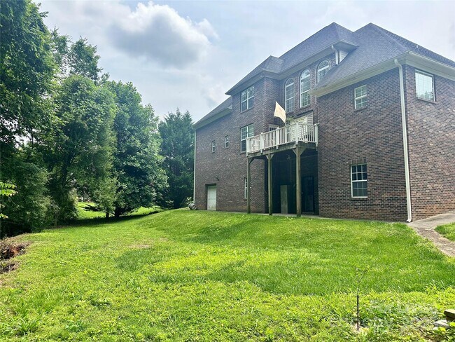 Building Photo - 8639 Willhill Rd