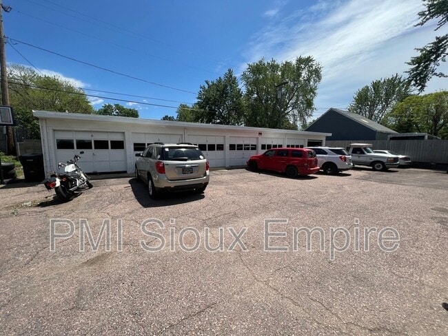 Building Photo - 440 S Western Ave