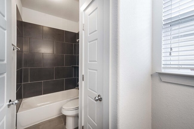 Building Photo - 1408 Casa Dr