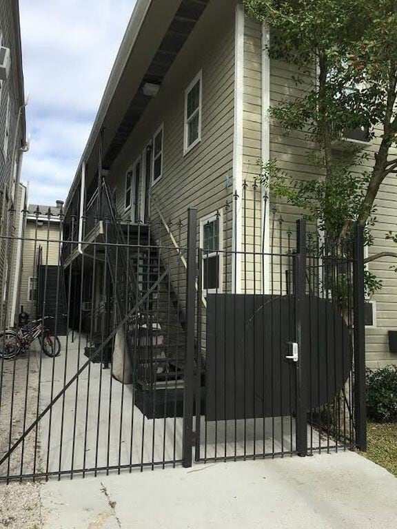 Building Photo - Renovated 1 bedroom with washer/dryer! Gated complex, centrally located.