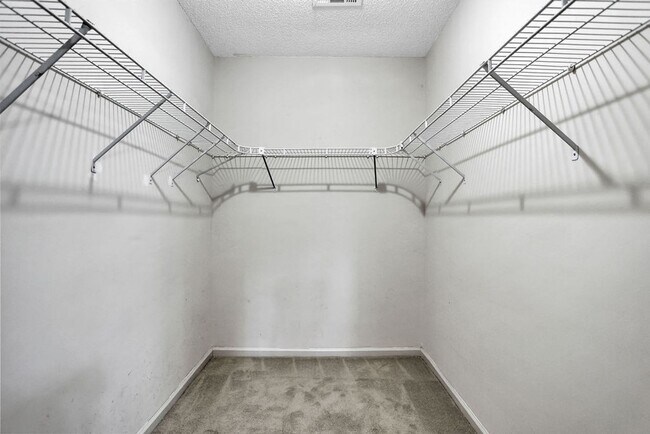 Building Photo - 3 bedroom 2.5 bath home