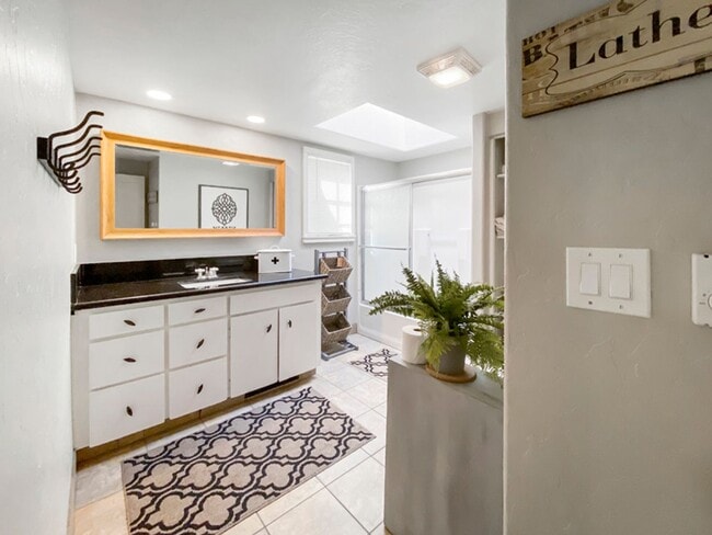 Building Photo - Garfield House: Furnished or Unfurnished, Large private lot across from Golf Course $300 Utility Fee