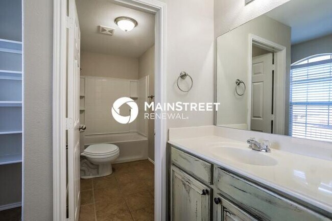 Building Photo - 4 Bedroom Pet-Friendly Home in Fort Worth, TX with Main Street Renewal