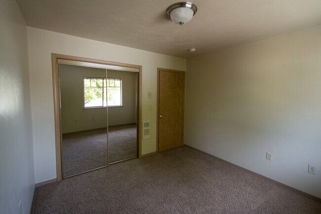 Building Photo - Nice 3 Bed Upstairs Flat - Walking Distance to Campus!