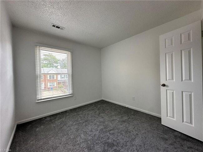 Building Photo - 3112 Radcliffe Ln N