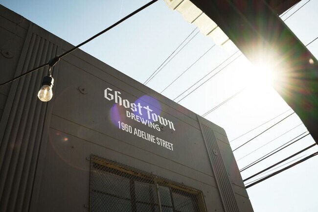 Building Photo - 1058 18th St