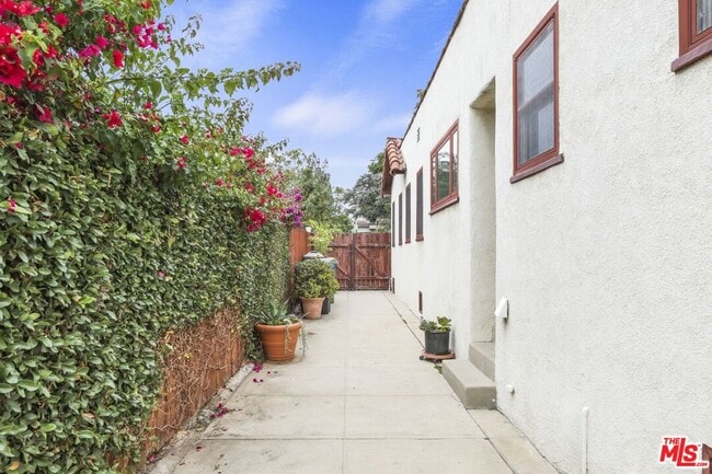 Building Photo - 10516 Ayres Ave