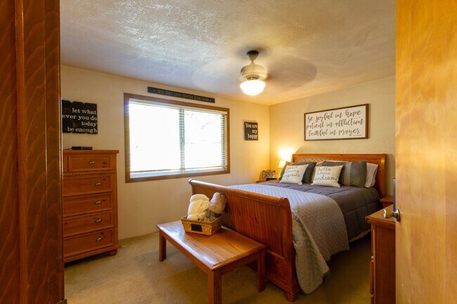 Building Photo - MODERN COMFORT & OPEN LAYOUT 3 BEDROOM SIN...