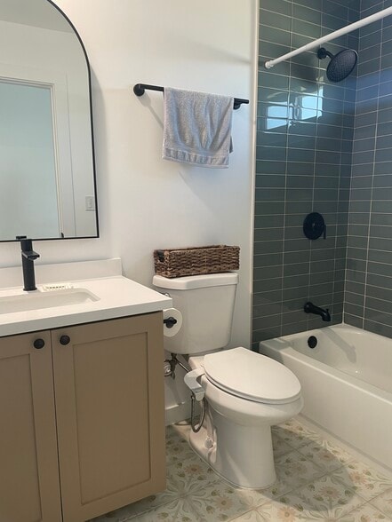 Building Photo - 5323 Templeton St