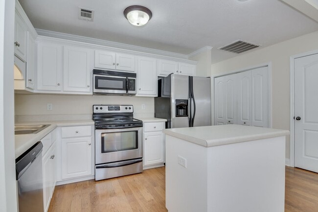 Building Photo - 2 Bed 2 Bath Townhouse Minutes from Ft Gordon